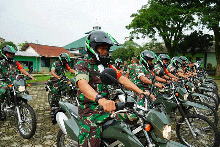 Menteri Pertahanan Prabowo Subianto menyerahkan bantuan sepeda motor untuk Babinsa dalam bertugas membantu masyarakat korban bencana gempa Cianjur.