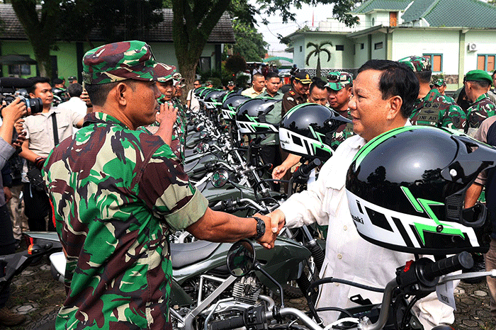 Menteri Pertahanan Prabowo Subianto menyerahkan bantuan sepeda motor untuk Babinsa dalam bertugas membantu masyarakat korban bencana gempa Cianjur.