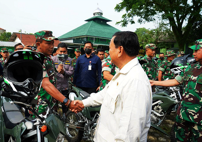 Menteri Pertahanan Prabowo Subianto menyerahkan bantuan sepeda motor untuk Babinsa dalam bertugas membantu masyarakat korban bencana gempa Cianjur.