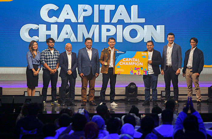 Pemenang Wirausaha Muda Mandiri (WMM) 2022 Indra Purwidiyanto (keempat kanan) saat berfoto bersama dewan juri usai menerima simbolis penghargaan WMM 2022.