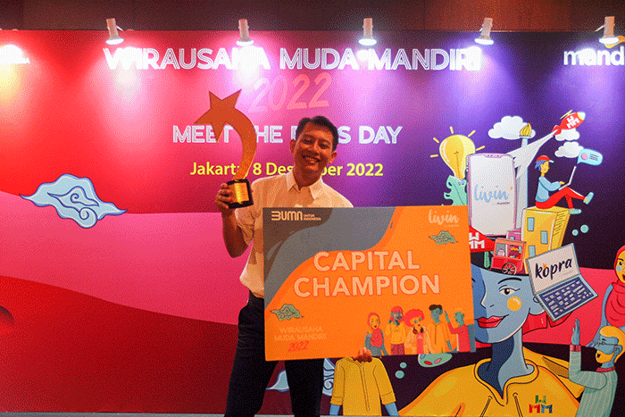 Pemenang Wirausaha Muda Mandiri (WMM) 2022 Indra Purwidiyanto (keempat kanan) saat berfoto bersama dewan juri usai menerima simbolis penghargaan WMM 2022.