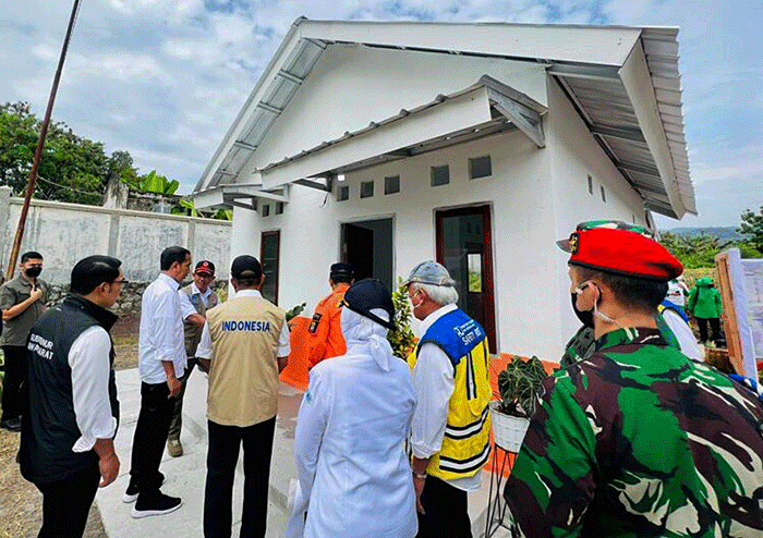 Presiden Joko Widodo meninjau rumah contoh tahan gempa di Yonif Raider 300, Kecamatan Karangtengah, Kabupaten Cianjur, Jawa Barat, Kamis (8/12/2022).