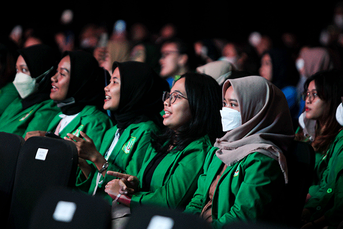 Sejumlah mahasiswa dari berbagai universitas di Jakarta menghadiri malam pengumuman pemenang Wirausaha Muda Mandiri (WMM) 2022 di Ritz Carlton.