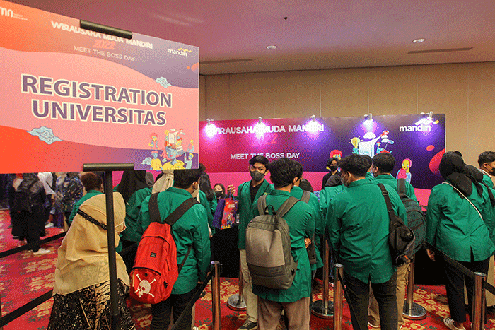 Sejumlah mahasiswa dari berbagai universitas di Jakarta menghadiri malam pengumuman pemenang Wirausaha Muda Mandiri (WMM) 2022 di Ritz Carlton.