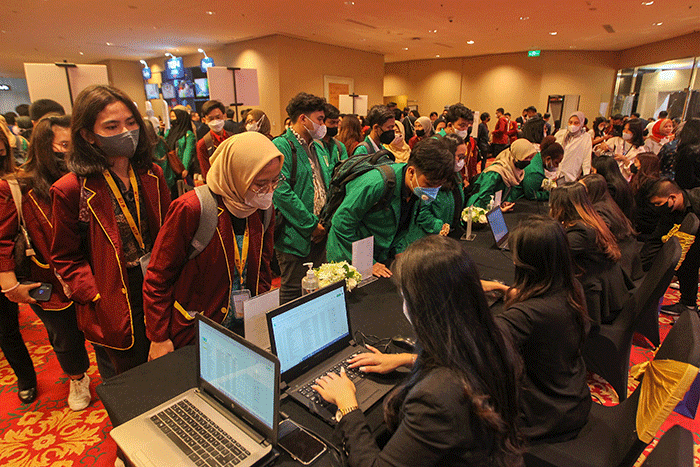 Sejumlah mahasiswa dari berbagai universitas di Jakarta menghadiri malam pengumuman pemenang Wirausaha Muda Mandiri (WMM) 2022 di Ritz Carlton.