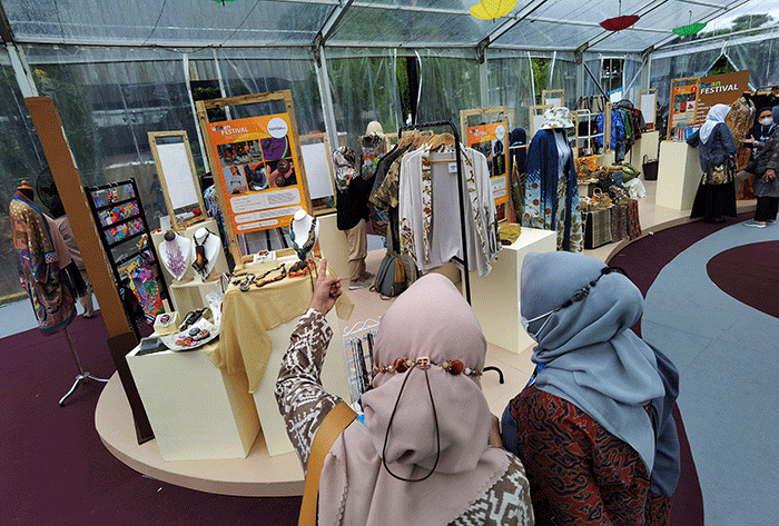 Pengunjung saat melihat stand mitra binaan terbaik Bank Mandiri di Gelaran Wirausaha Muda Mandiri (WMM) 2022.
