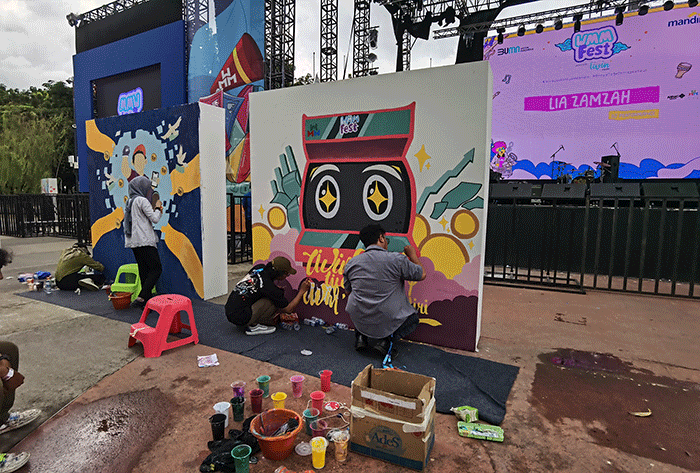 Peserta saat mengikuti Mural performance dalam event Wirausaha Muda Mandiri atau WMM Fest 2022 di Plaza Barat Senayan, Jakarta, Jumat (9/12/2022).