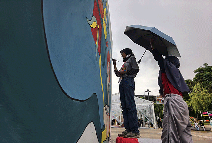 Peserta saat mengikuti Mural performance dalam event Wirausaha Muda Mandiri atau WMM Fest 2022 di Plaza Barat Senayan, Jakarta, Jumat (9/12/2022).
