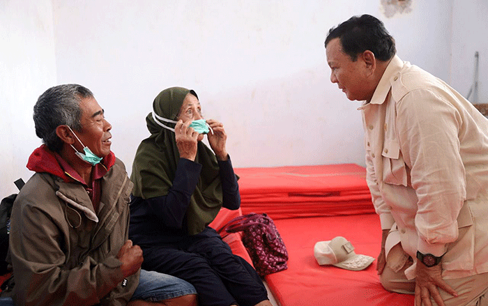 Menteri Pertahanan Prabowo Subianto mengunjungi masyarakat terdampak erupsi Gunung Semeru di posko pengungsian SMP 2, Pronojiwo, Lumajang, Kamis (8/12/2022).