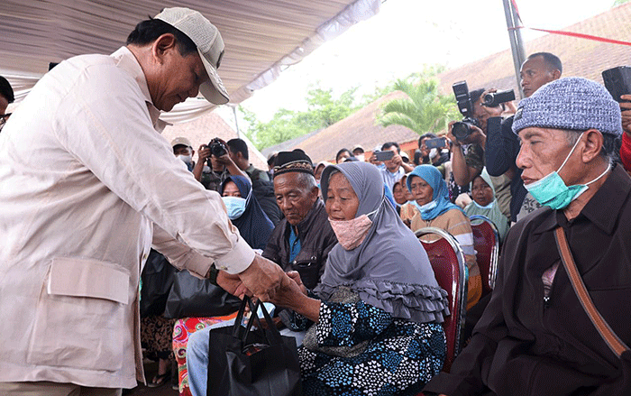 Menteri Pertahanan Prabowo Subianto mengunjungi masyarakat terdampak erupsi Gunung Semeru di posko pengungsian SMP 2, Pronojiwo, Lumajang, Kamis (8/12/2022).