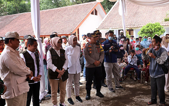 Menteri Pertahanan Prabowo Subianto mengunjungi masyarakat terdampak erupsi Gunung Semeru di posko pengungsian SMP 2, Pronojiwo, Lumajang, Kamis (8/12/2022).