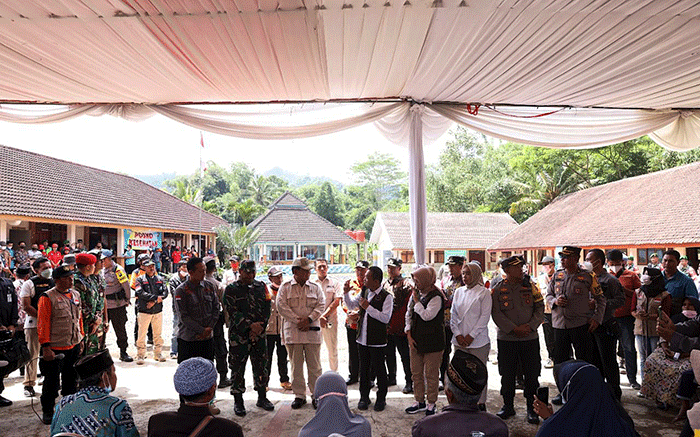 Menteri Pertahanan Prabowo Subianto mengunjungi masyarakat terdampak erupsi Gunung Semeru di posko pengungsian SMP 2, Pronojiwo, Lumajang, Kamis (8/12/2022).