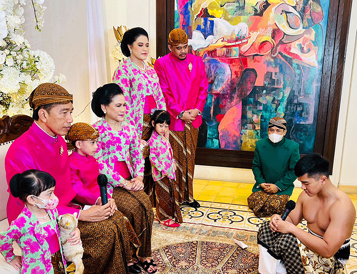 Kaesang menjalani prosesi siraman di kediaman, Sumber, Kota Surakarta, Jumat (9/12/2022). 