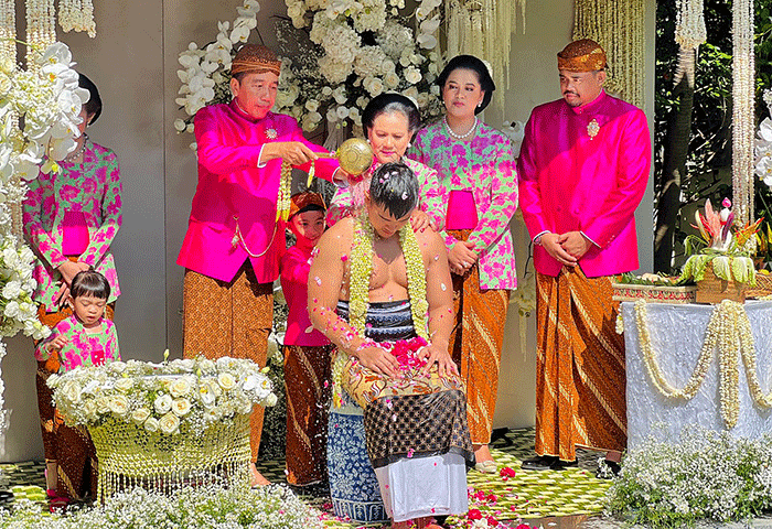 Kaesang menjalani prosesi siraman di kediaman, Sumber, Kota Surakarta, Jumat (9/12/2022). 