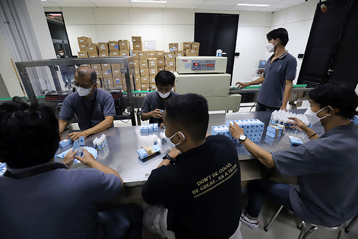 Pekerja menyusun barang e-liquid Vape di PT Indo Emkay Abadi Pergudangan Taman Tekno BSD, Tangerang Selatan, Kamis (8/12/2022).