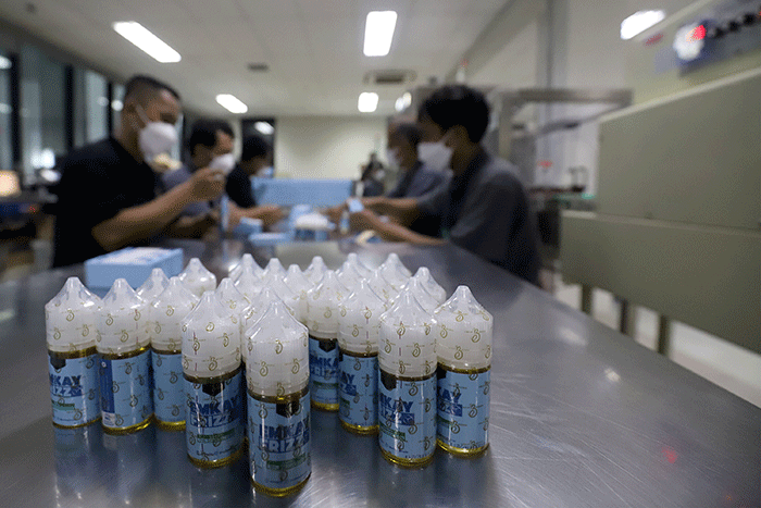 Pekerja menyusun barang e-liquid Vape di PT Indo Emkay Abadi Pergudangan Taman Tekno BSD, Tangerang Selatan, Kamis (8/12/2022).