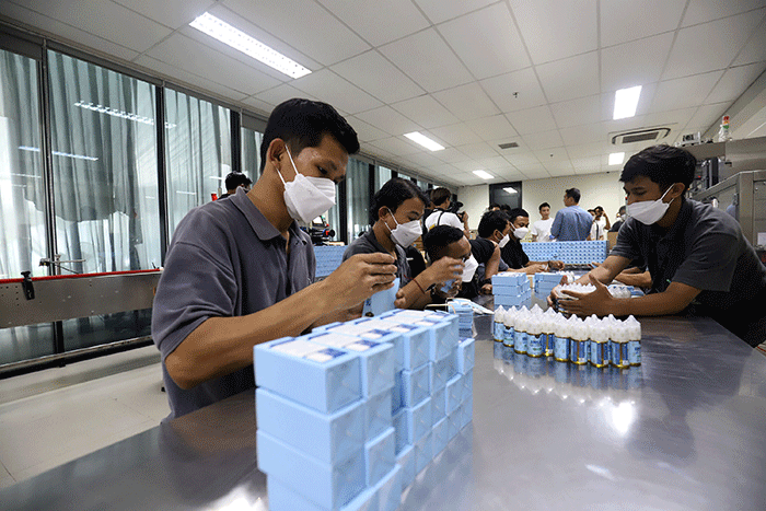 Pekerja menyusun barang e-liquid Vape di PT Indo Emkay Abadi Pergudangan Taman Tekno BSD, Tangerang Selatan, Kamis (8/12/2022).