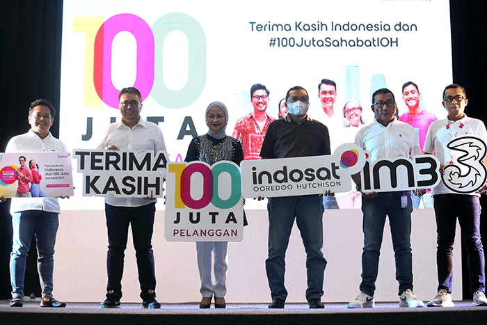 Seremoni pencapaian 100 juta pelanggan di kantor IOH regional Surabaya, Jawa Timur, Jumat (9/12/2022).