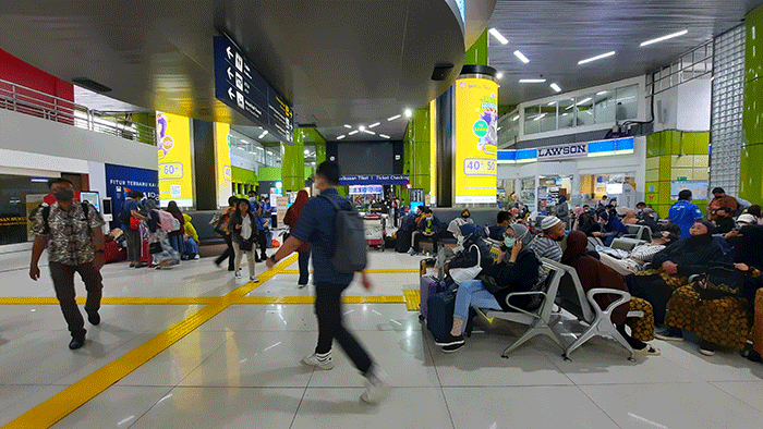 Calon penumpang menunggu jadwal keberangkatan di Stasiun Gambir, Jakarta Pusat, Sabtu (10/12/2022).