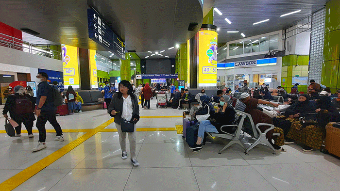 Calon penumpang menunggu jadwal keberangkatan di Stasiun Gambir, Jakarta Pusat, Sabtu (10/12/2022).