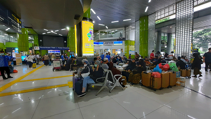 Calon penumpang menunggu jadwal keberangkatan di Stasiun Gambir, Jakarta Pusat, Sabtu (10/12/2022).