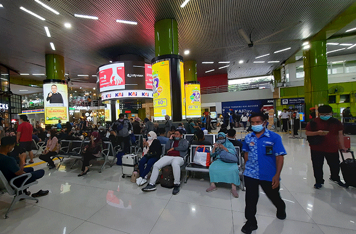 Calon penumpang menunggu jadwal keberangkatan di Stasiun Gambir, Jakarta Pusat, Sabtu (10/12/2022).