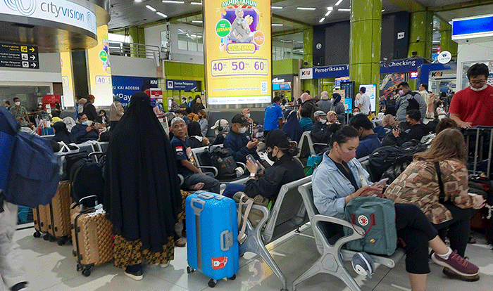 Calon penumpang menunggu jadwal keberangkatan di Stasiun Gambir, Jakarta Pusat, Sabtu (10/12/2022).
