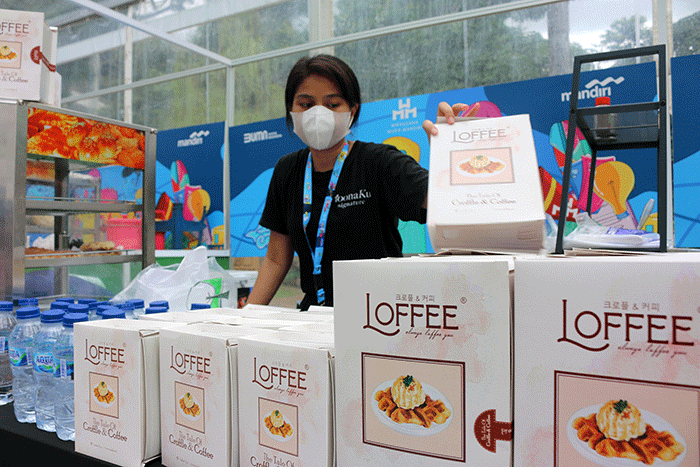 Pengunjung memesan menu makanan di Loffee Croffle & Coffe di pameran Wirausaha Muda Mandiri (WMM) Fest 2022 di Plaza Barat Senayan, Jakarta, Sabtu (10/12/2022).