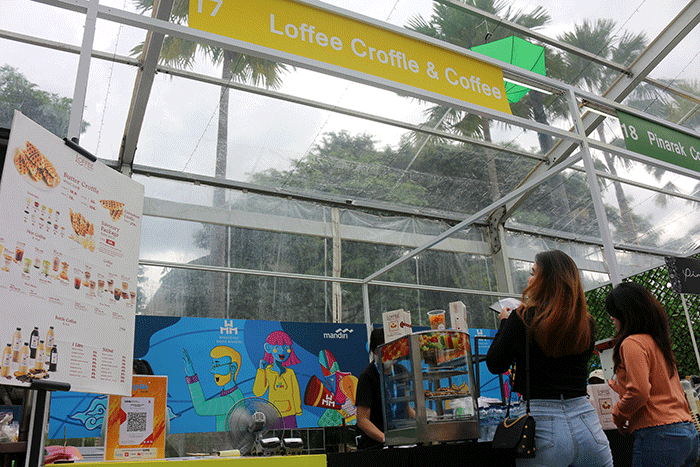 Pengunjung memesan menu makanan di Loffee Croffle & Coffe di pameran Wirausaha Muda Mandiri (WMM) Fest 2022 di Plaza Barat Senayan, Jakarta, Sabtu (10/12/2022).