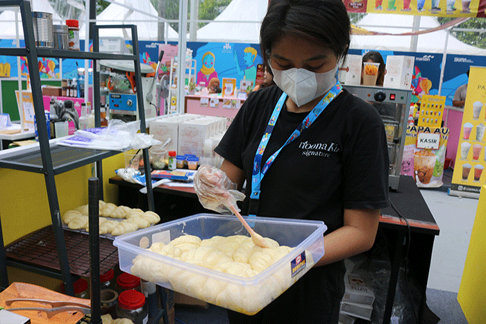 Pengunjung memesan menu makanan di Loffee Croffle & Coffe di pameran Wirausaha Muda Mandiri (WMM) Fest 2022 di Plaza Barat Senayan, Jakarta, Sabtu (10/12/2022).