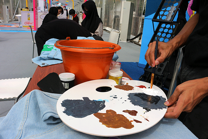 Suasana lomba menggambar mudah (fashion Doodle Art Competition) di Wirausaha Muda Mandiri (WMM) Fest 2022 di Plaza Barat, Senayan, Jakarta, Sabtu (10/12/2022).