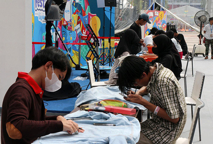 Suasana lomba menggambar mudah (fashion Doodle Art Competition) di Wirausaha Muda Mandiri (WMM) Fest 2022 di Plaza Barat, Senayan, Jakarta, Sabtu (10/12/2022).
