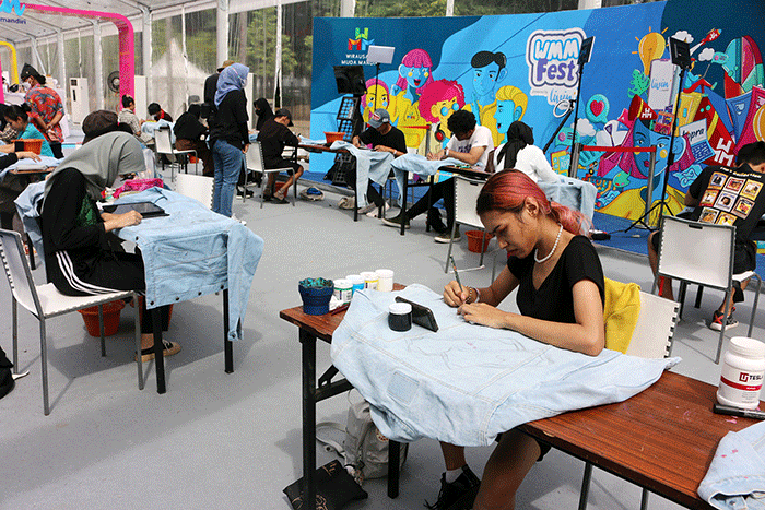 Suasana lomba menggambar mudah (fashion Doodle Art Competition) di Wirausaha Muda Mandiri (WMM) Fest 2022 di Plaza Barat, Senayan, Jakarta, Sabtu (10/12/2022).