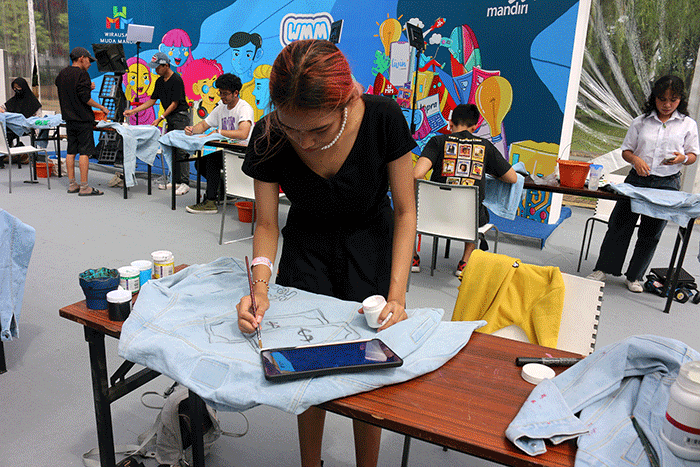 Suasana lomba menggambar mudah (fashion Doodle Art Competition) di Wirausaha Muda Mandiri (WMM) Fest 2022 di Plaza Barat, Senayan, Jakarta, Sabtu (10/12/2022).