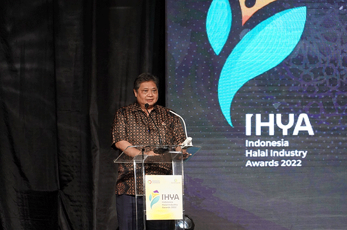 Menteri Koordinator Bidang Perekonomian Airlangga Hartarto saat menyampaikan sambutannya pada acara Indonesia Halal Industry Award (IHYA) 2022.