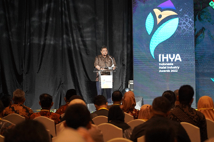 Menteri Koordinator Bidang Perekonomian Airlangga Hartarto saat menyampaikan sambutannya pada acara Indonesia Halal Industry Award (IHYA) 2022.