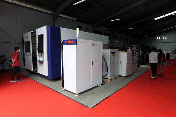 Serah terima mesin laser Tekma berkekuatan 12.000 Watt saat open house di kantor Isotema, Kapuk, Jakarta, Jumat (9/12/2022).