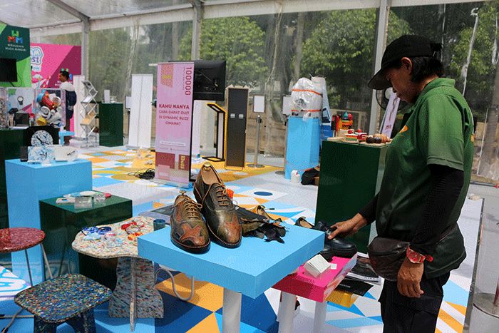 Suasana stan pameran yang digelar dalam pameran Wirausaha Muda Mandiri (WMM) Fest 2022 di Plaza Barat Senayan Jakarta, Sabtu (10/12/2022).