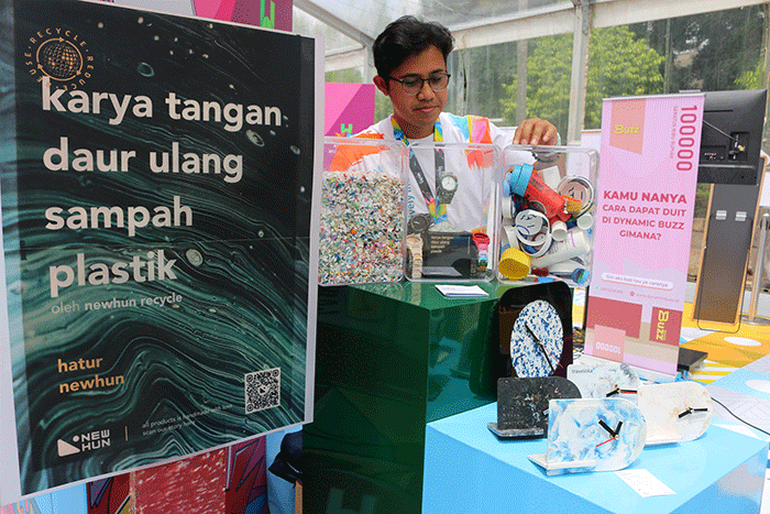 Suasana stan pameran yang digelar dalam pameran Wirausaha Muda Mandiri (WMM) Fest 2022 di Plaza Barat Senayan Jakarta, Sabtu (10/12/2022).