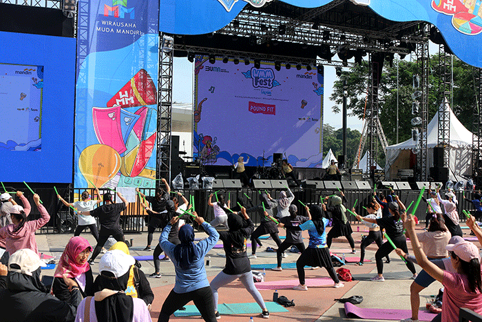 Warga mengikuti senam di Plaza Barat, Senayan dalam rangka acara WMM Fest 2022 di Jakarta, Sabtu (10/12/2022).