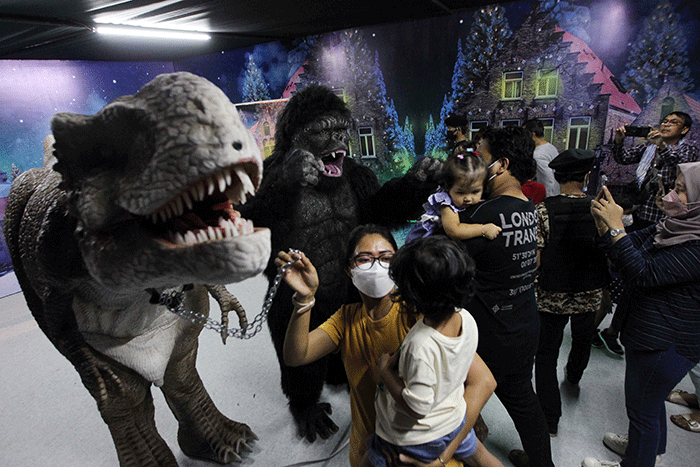 Pengunjung merasakan sensasi dalam wahana Dino Xscape di Lippo Mall Kemang, Jakarta, Jumat (9/12/2022).