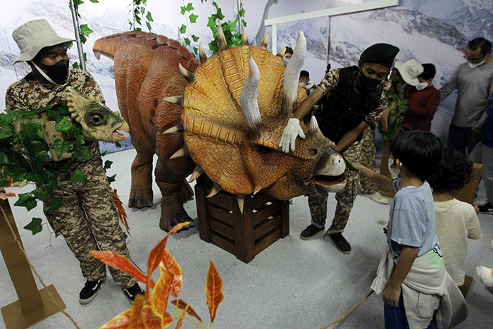 Pengunjung merasakan sensasi dalam wahana Dino Xscape di Lippo Mall Kemang, Jakarta, Jumat (9/12/2022).