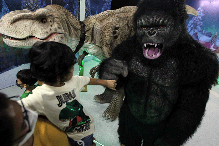 Pengunjung merasakan sensasi dalam wahana Dino Xscape di Lippo Mall Kemang, Jakarta, Jumat (9/12/2022).