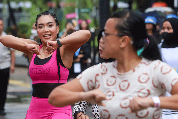 Pengunjung antusias mengikuti sesi zumba bersama Denada di perhelatan Wirausaha Muda Mandiri (WMM) Fest 2022,  di Plaza Barat Senayan.
