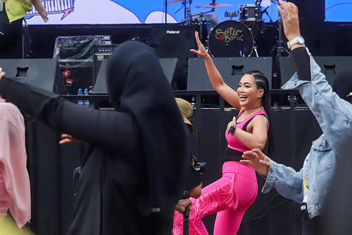 Pengunjung antusias mengikuti sesi zumba bersama Denada di perhelatan Wirausaha Muda Mandiri (WMM) Fest 2022,  di Plaza Barat Senayan.