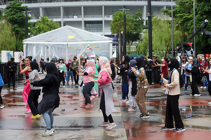 Pengunjung antusias mengikuti sesi zumba bersama Denada di perhelatan Wirausaha Muda Mandiri (WMM) Fest 2022,  di Plaza Barat Senayan.