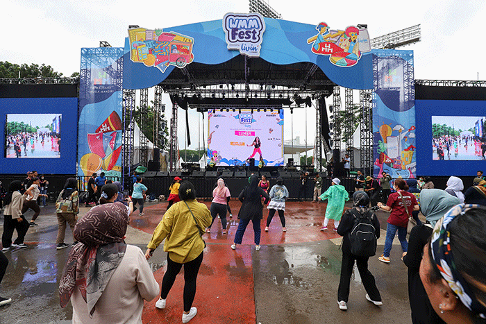 Pengunjung antusias mengikuti sesi zumba bersama Denada di perhelatan Wirausaha Muda Mandiri (WMM) Fest 2022,  di Plaza Barat Senayan.