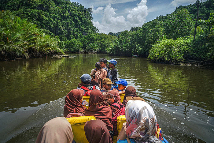 Sejumlah anak sekolah dan warga menumpangi perahu listrik di kawasan Desa Salenrang, Kabupaten Maros, Sabtu (10/12/2022).