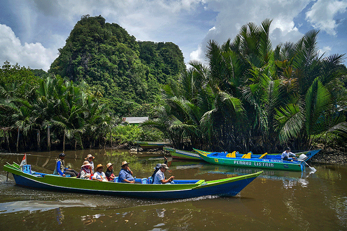 Sejumlah anak sekolah dan warga menumpangi perahu listrik di kawasan Desa Salenrang, Kabupaten Maros, Sabtu (10/12/2022).