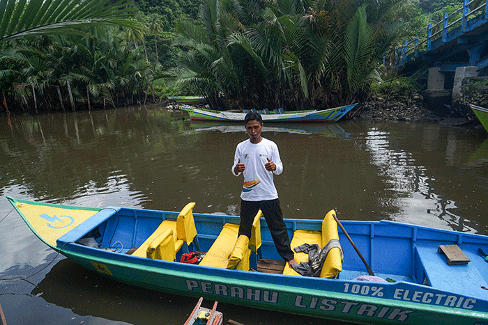 Sejumlah anak sekolah dan warga menumpangi perahu listrik di kawasan Desa Salenrang, Kabupaten Maros, Sabtu (10/12/2022).